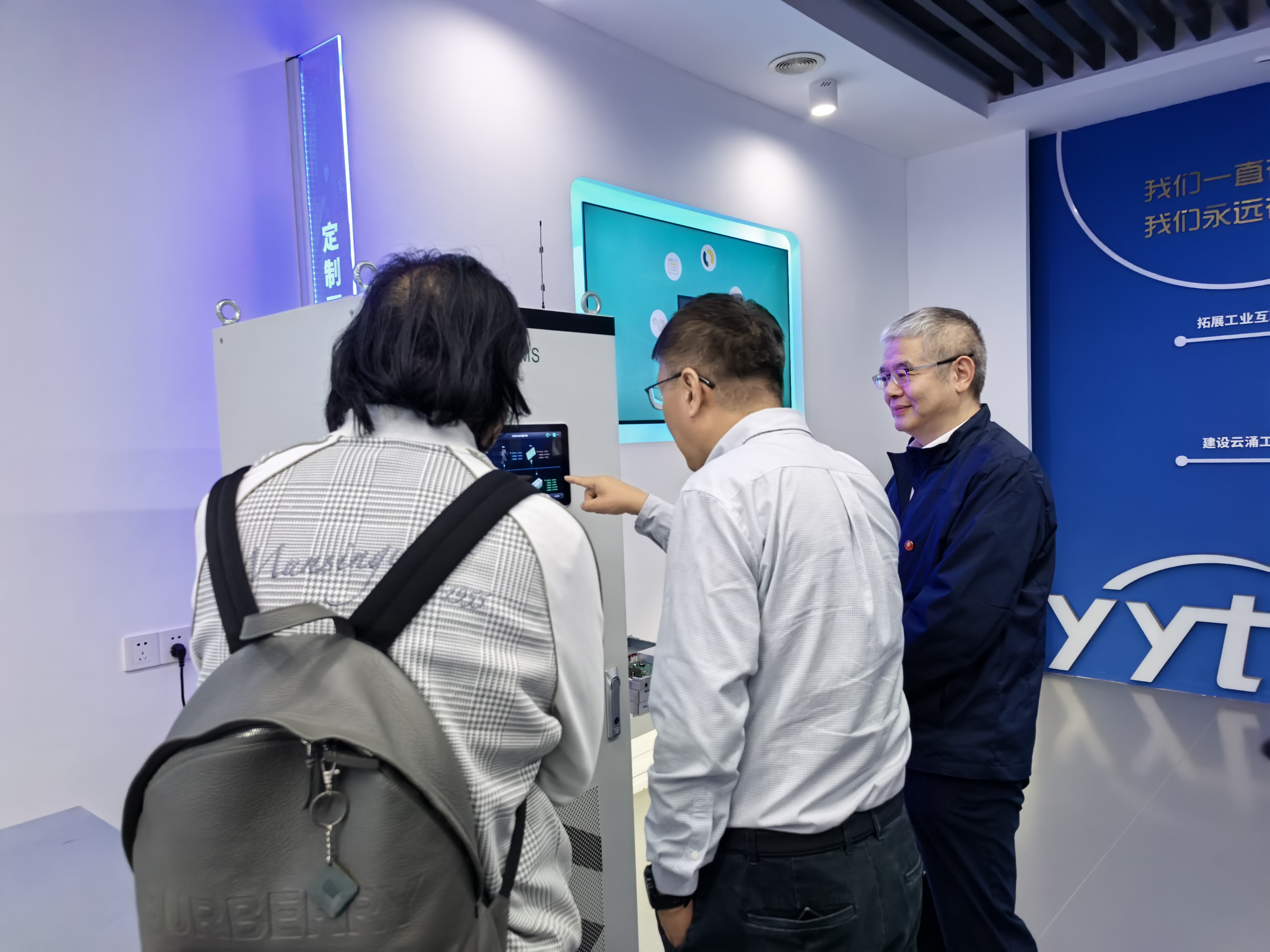 龙芯中科胡伟武一行莅临bet365中文官网考察